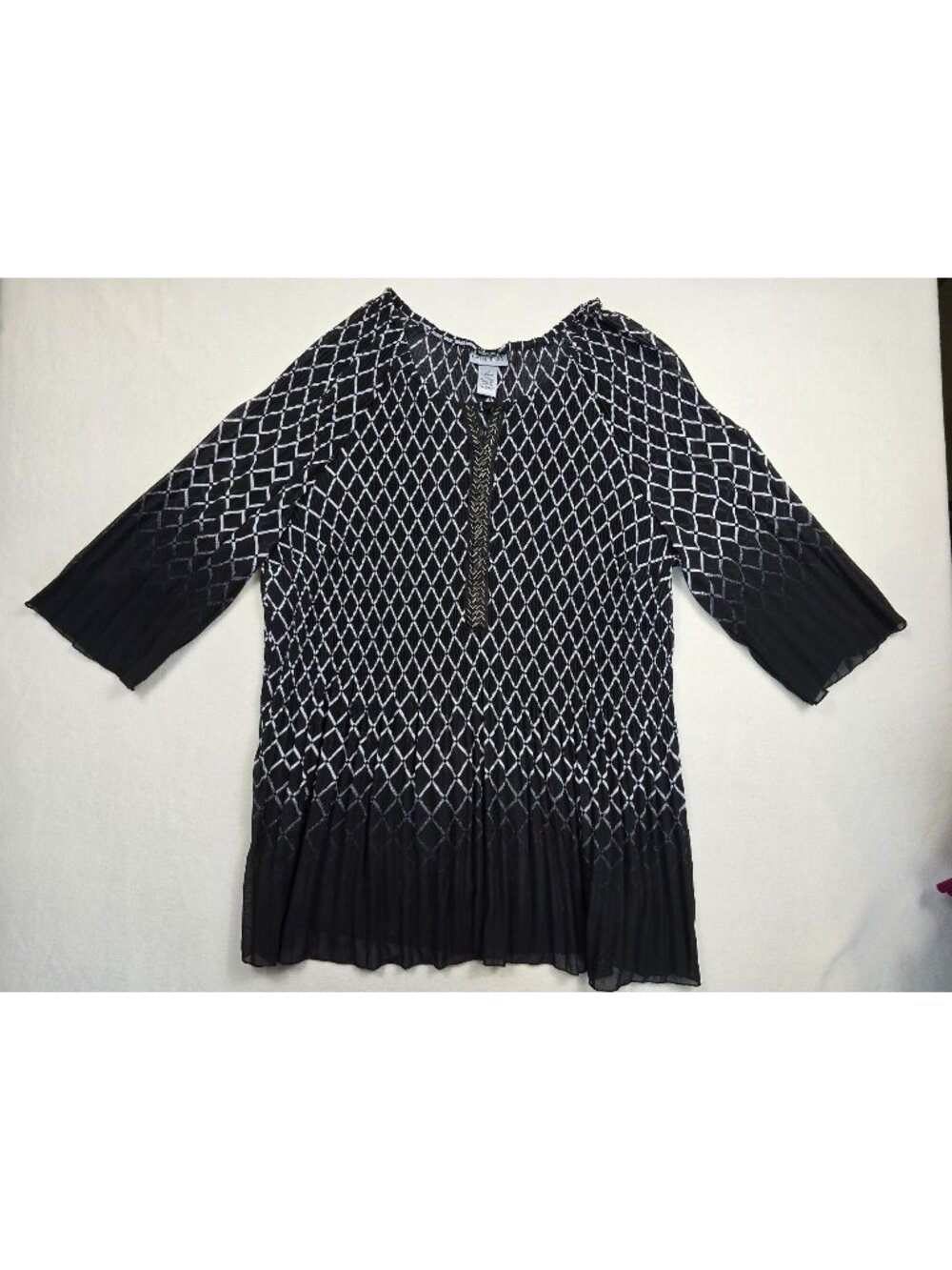 Catherines Black & White Diamond Print Blouse With Pleated Hem & 3/4 Sleeves 2X